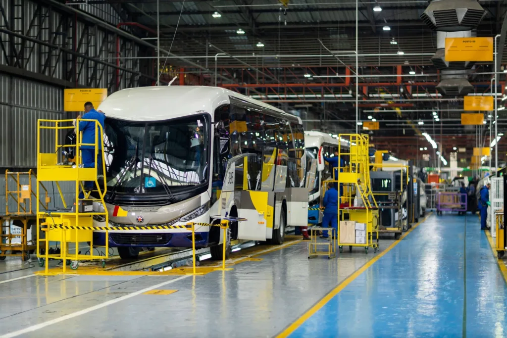 Linha de montagem de carrocerias de ônibus Marcopolo, com um ônibus em fase final na fábrica