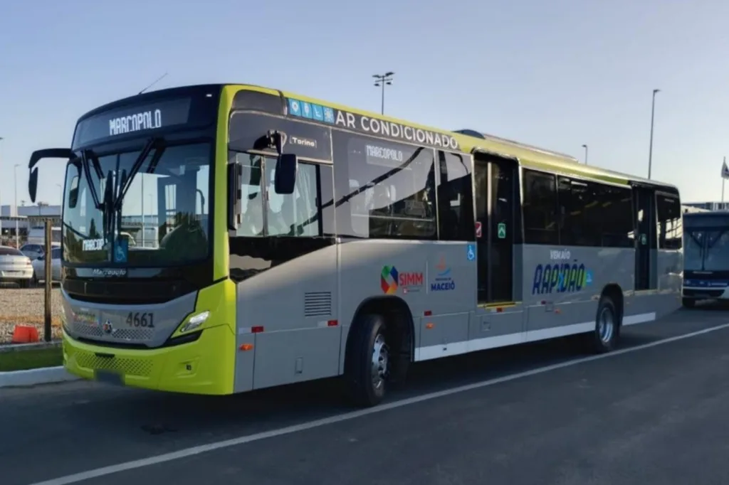 Frente em três quartos do Marcopolo Torino 2027 verde-limão e cinza da Real Alagoas, número 4661, na faixa Rapidão de Maceió