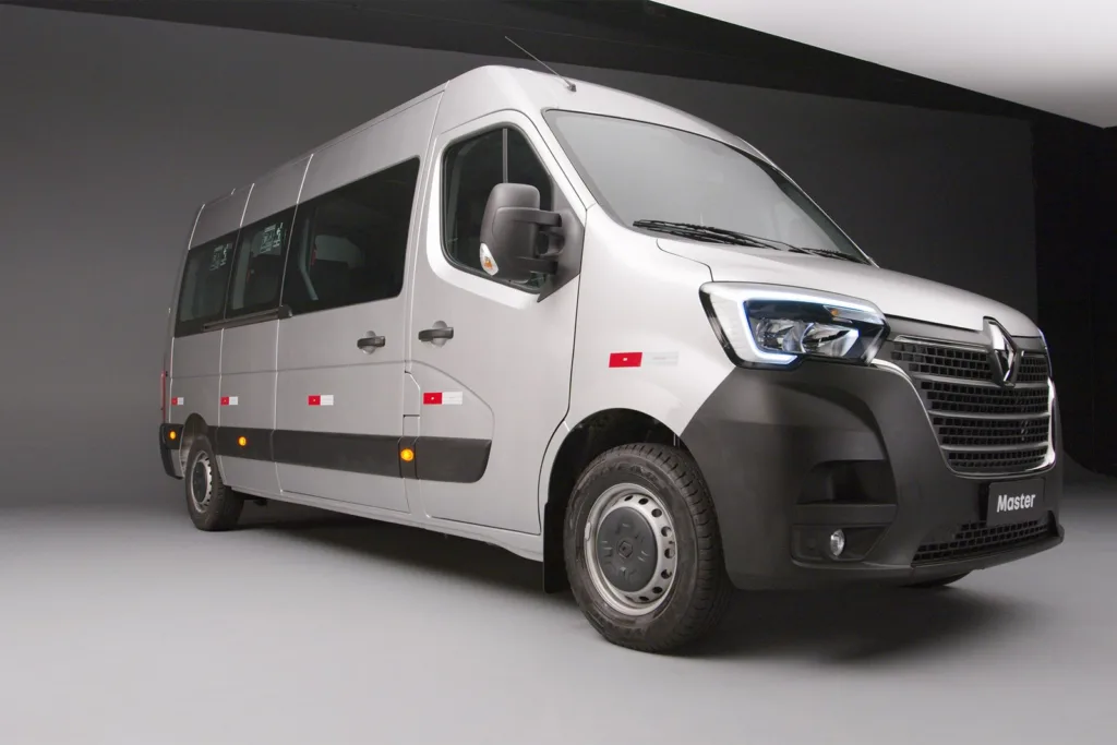 Van Renault Master Minibus prata em estúdio