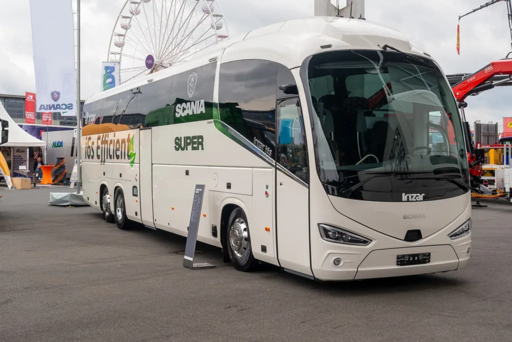 Ônibus rodoviário Scania Super i6s Efficient branco, em vista dianteira, exposto na feira IAA 2024
