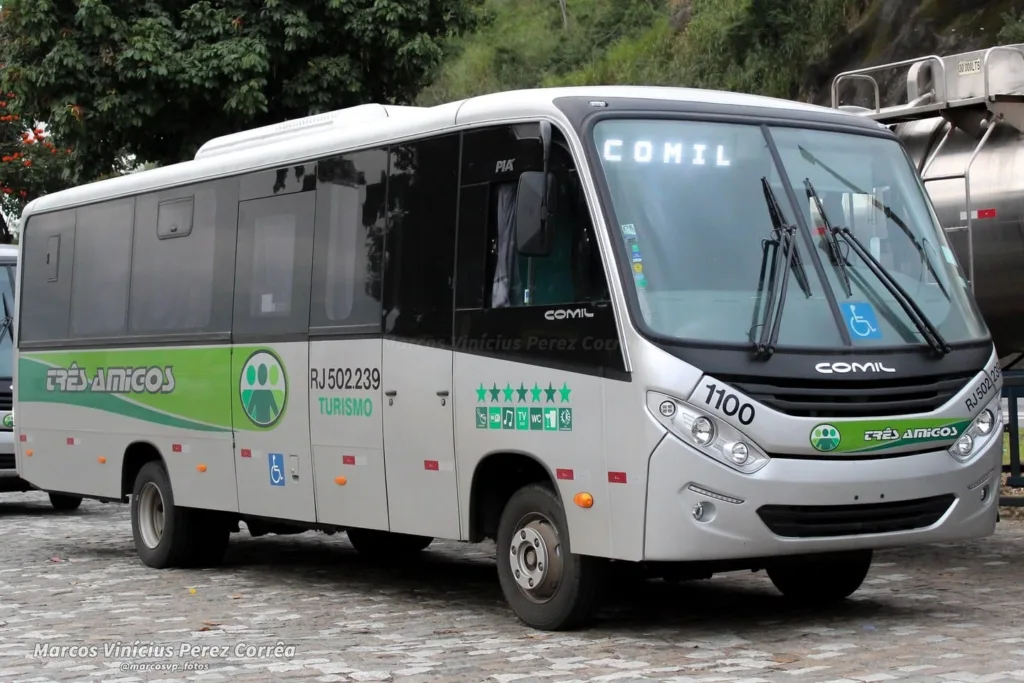 Micro-ônibus Comil Piá prata da Três Amigos, em vista três quartos dianteira