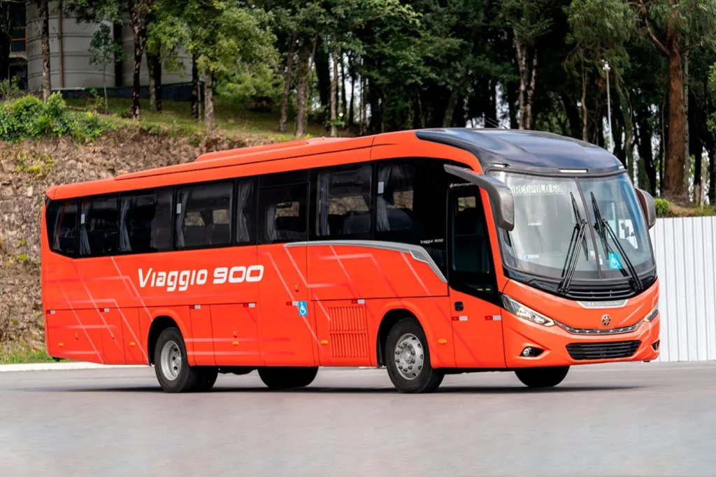 Ônibus Marcopolo Viaggio G8 900 laranja visto de frente em três quartos, em estrada